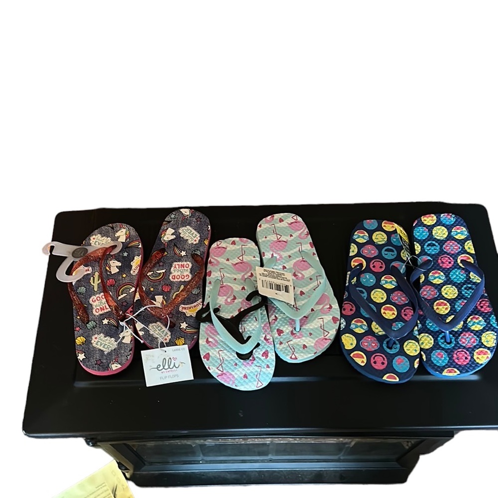 💜💜 Children’s Flip Flops Lot of Three